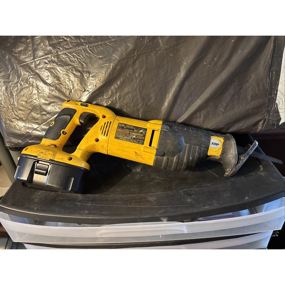 DeWalt DC385 18V Variable Speed Cordless Reciprocating Saw w/Battery Works Great